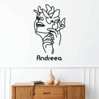 Sticker perete siluetă - Chip fată cu fluturi - Nume copil