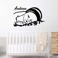 Sticker perete siluetă – Copil dormind - Nume copil