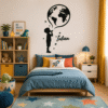 Sticker perete siluetă – Băiețel cu glob pământesc și nume personalizat