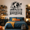 Sticker perete siluetă – Glob pământesc cu avion și citat motivațional