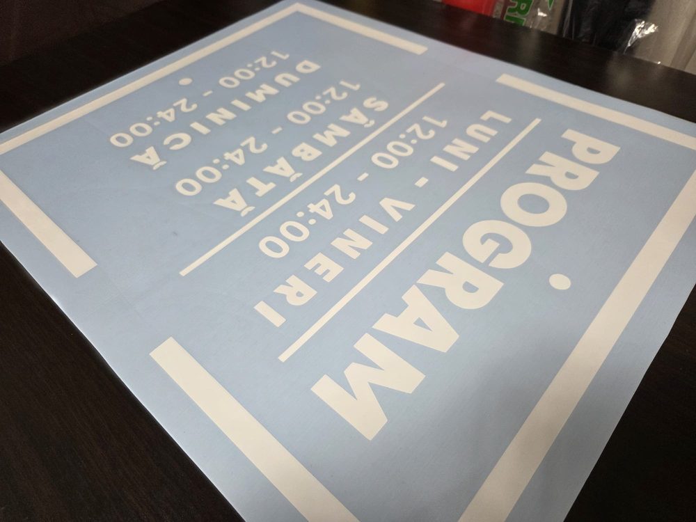Alege sticker orar din vinil decupat pe contur pentru spatiul tau comercial Transmite incredere si profesionalism prin informarea clara si eleganta a programului de lucru